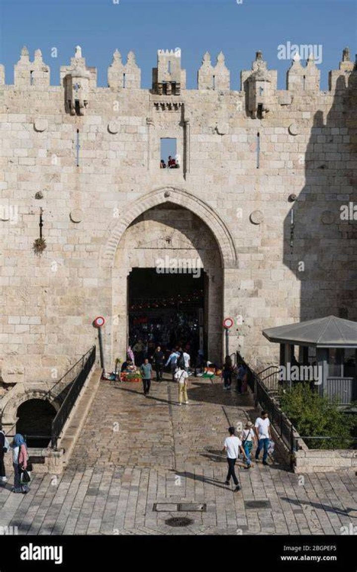 AC Mirage Blade in the Crowd Guide (Easy Method) Side-entrance-Damascus-Gate